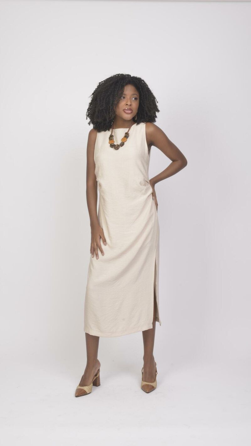 Imagem de Vestido Bege com Drapeado e Fenda Lateral - Elegância e Ousadia
